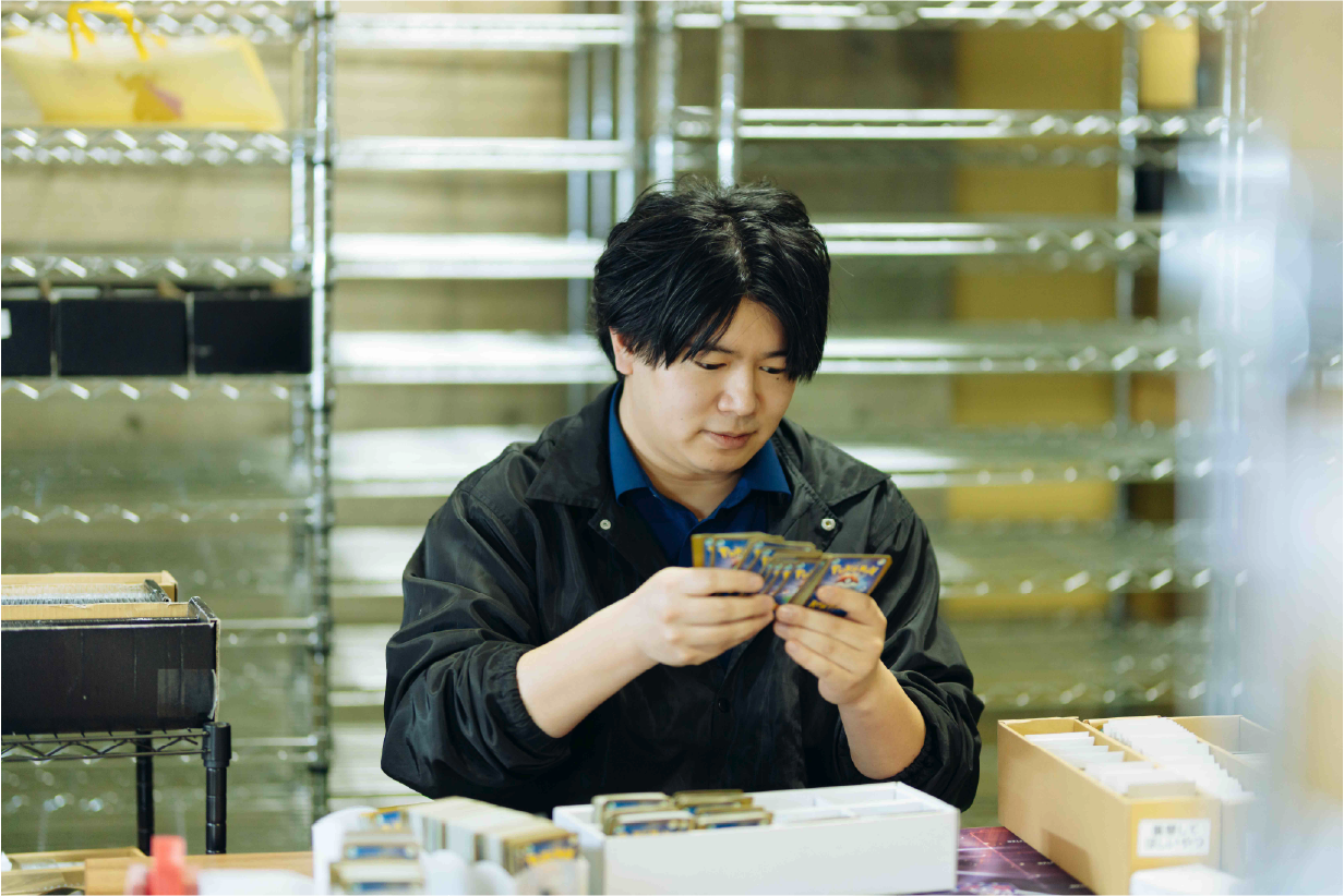 トレーディングカードの仕分け・検品・データ入力作業の様子