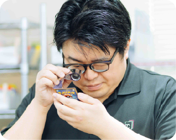 楽しみながら仕事に取り組むスタッフの様子